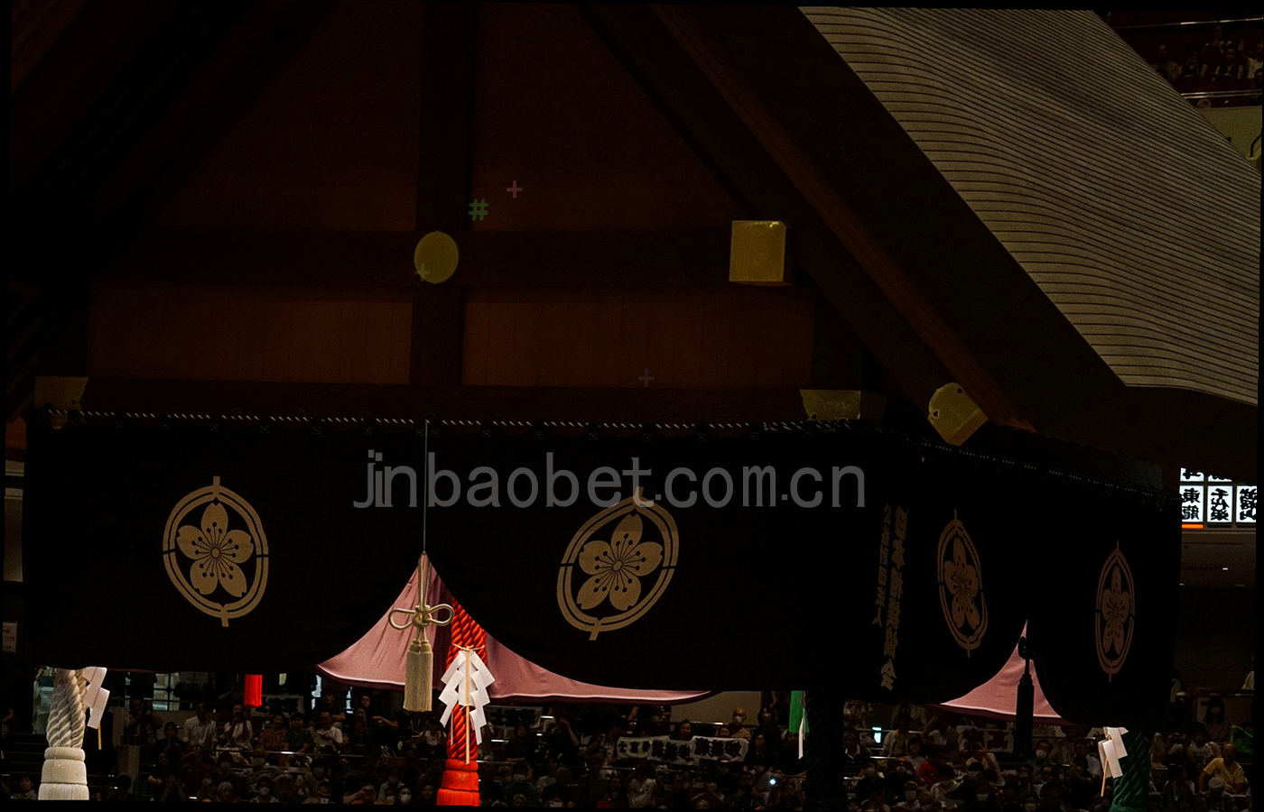 低角度拍摄的设备剪影与浅绿色草原地貌抽象纹理叠合，画面留白开阔，不出现人物与标识